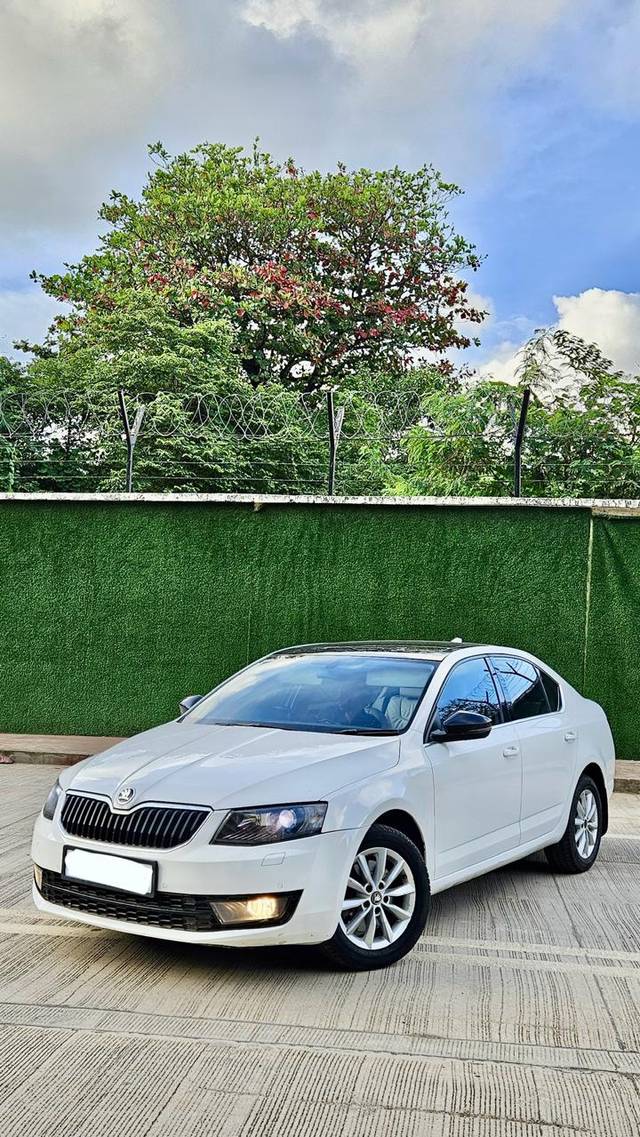 https://images10.gaadi.com/usedcar_image/4167916/original/47b24195d0463cf90ac105b0329ebd07.jpeg?imwidth=6400