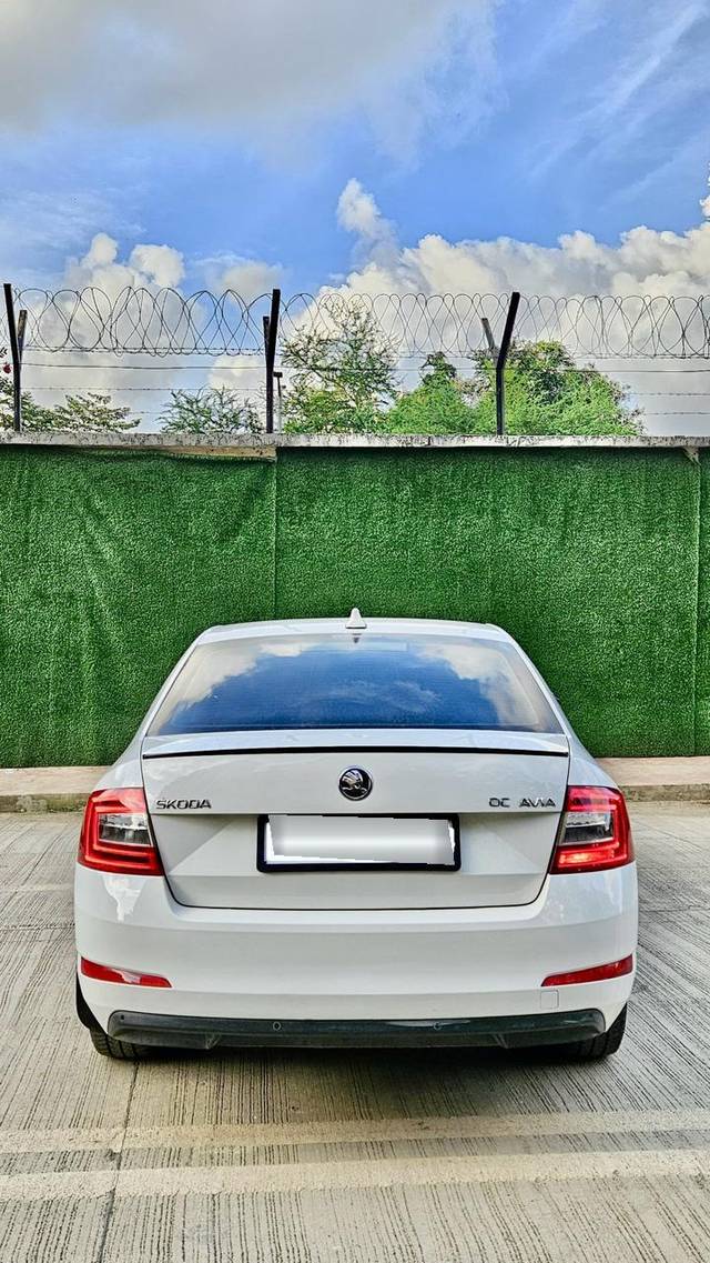 https://images10.gaadi.com/usedcar_image/4167916/original/processed_e50abe2dfc9365cd7e3e69beb4acf687.jpeg?imwidth=6401