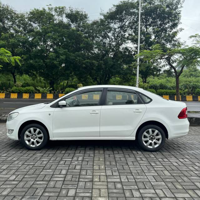 https://images10.gaadi.com/usedcar_image/4168034/original/c1cb5ed068064aa4017c8effb73da810.jpg?imwidth=6402