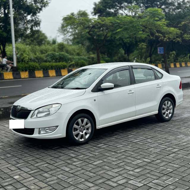 https://images10.gaadi.com/usedcar_image/4168034/original/processed_9ebbbb6976347f3730796e3f3ee053e0.jpg?imwidth=6400