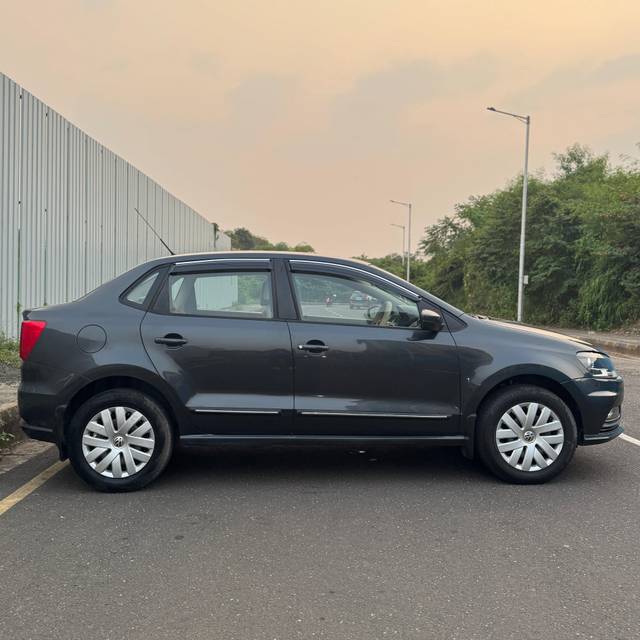 https://images10.gaadi.com/usedcar_image/4168407/original/79192934c95aa2757ef69a544c57498b.jpg?imwidth=6401