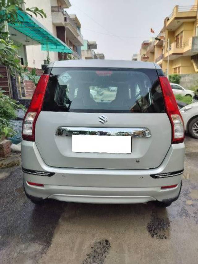 https://images10.gaadi.com/usedcar_image/4168621/original/processed_afaf25e4-7fe0-4b43-948f-4eea3a343ab6.jpg?imwidth=6401