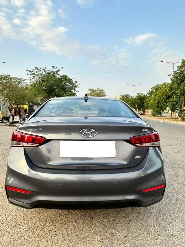 https://images10.gaadi.com/usedcar_image/4168633/original/processed_cdbcdbb5930733809672334ec9c4ebc1.jpg?imwidth=6402