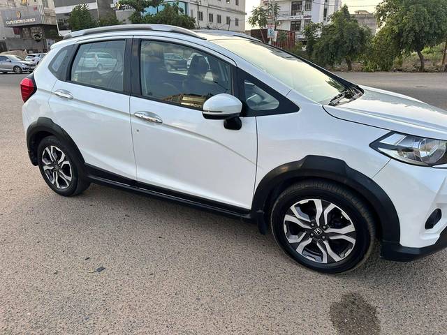 https://images10.gaadi.com/usedcar_image/4168655/original/processed_fd7faf77659ed54b87df919dbaa8dda1.jpg?imwidth=6400