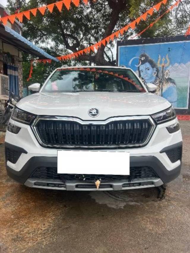 https://images10.gaadi.com/usedcar_image/4169027/original/processed_0833eebb-ab5a-41f9-8b51-1553d6dd110a.jpg?imwidth=6402