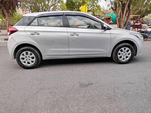 https://images10.gaadi.com/usedcar_image/4169060/original/processed_717e02370893df053f66a0a6078917e4.jpg?imwidth=6401