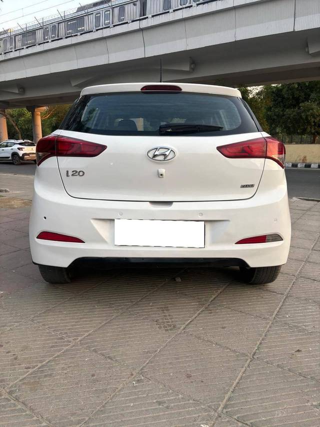 https://images10.gaadi.com/usedcar_image/4169814/original/processed_eee60f506625a6454d7082a74bed0506.jpg?imwidth=6402