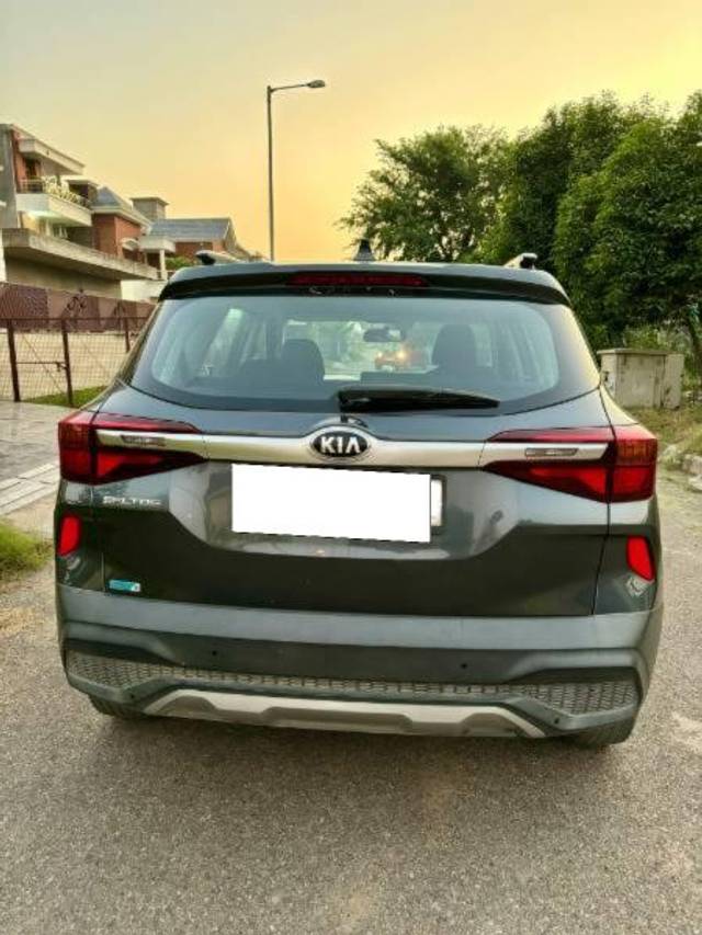 https://images10.gaadi.com/usedcar_image/4169941/original/processed_fc172e0c-9daa-44ba-8db2-89a21a387881.jpg?imwidth=6402