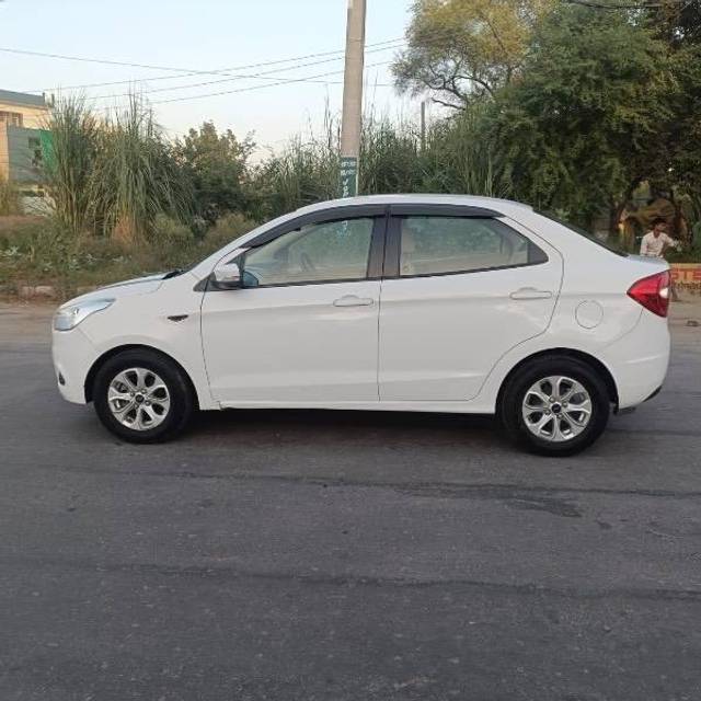 https://images10.gaadi.com/usedcar_image/4169948/original/processed_df847be0-8600-4759-ad28-b1208cf76182.jpg?imwidth=6402