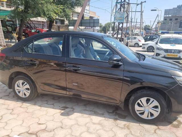 https://images10.gaadi.com/usedcar_image/4170112/original/1f64889ab25a530e609510b0a7aa812e.jpg?imwidth=6402