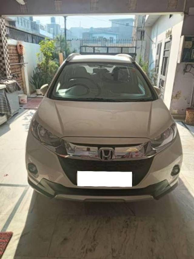 https://images10.gaadi.com/usedcar_image/4170136/original/processed_5fb3c1a2-cf59-4442-b7f5-c517e2b15a98.jpg?imwidth=6400