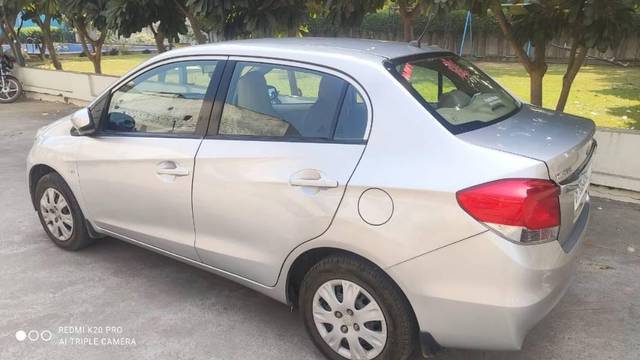 https://images10.gaadi.com/usedcar_image/4170594/original/processed_1fb4fdb9-cc2a-4d92-89b5-45c7d4fd26fb.jpg?imwidth=6402