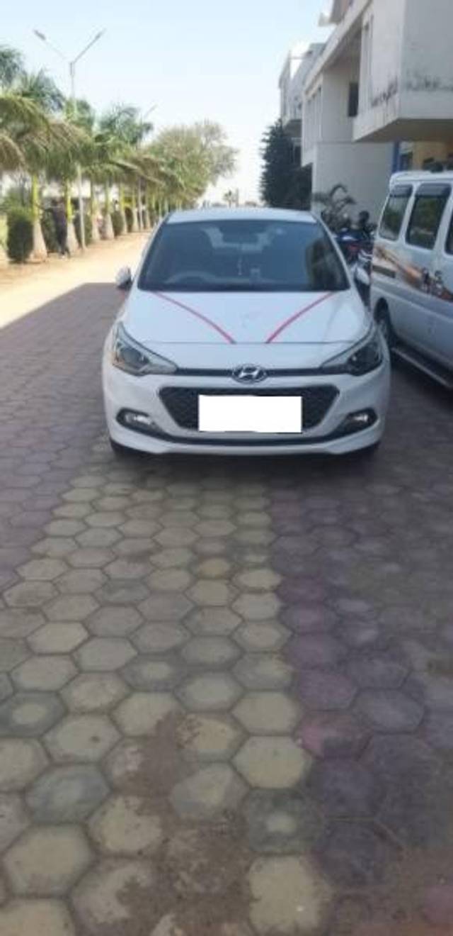 https://images10.gaadi.com/usedcar_image/4170850/original/processed_bfa7a328-cda9-4c04-80ed-dd98036988fc.jpg?imwidth=6400