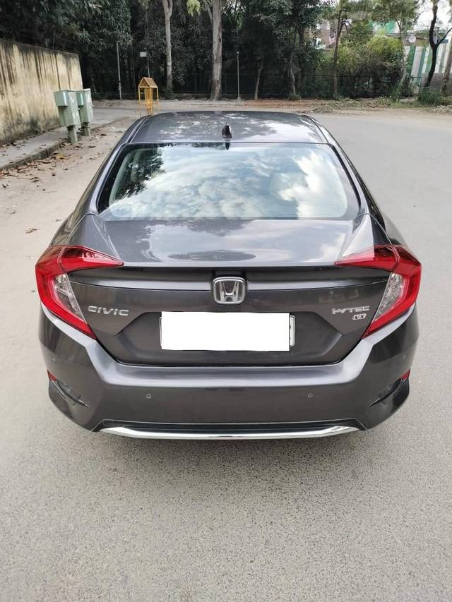 https://images10.gaadi.com/usedcar_image/4170973/original/processed_92e63e5c24655cb657402e861da1d294.jpg?imwidth=6402