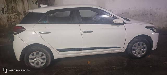 https://images10.gaadi.com/usedcar_image/4171065/original/processed_47900a9e-7e74-449f-bd0f-53aaec03284e.jpg?imwidth=6401