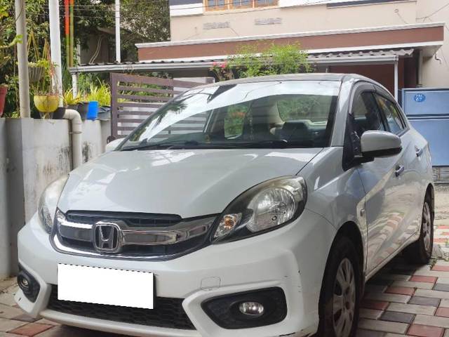 https://images10.gaadi.com/usedcar_image/4171216/original/processed_89301e1b-f38f-47ff-8d0b-685990305860.jpg?imwidth=6402