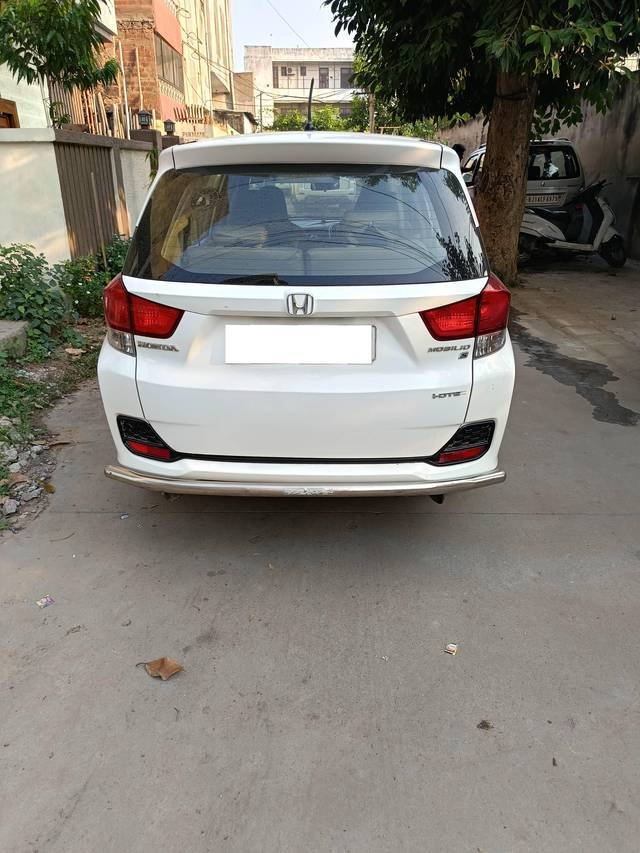 https://images10.gaadi.com/usedcar_image/4171693/original/processed_a1bacc57d7992e67858449b40ec6399e.jpg?imwidth=6401