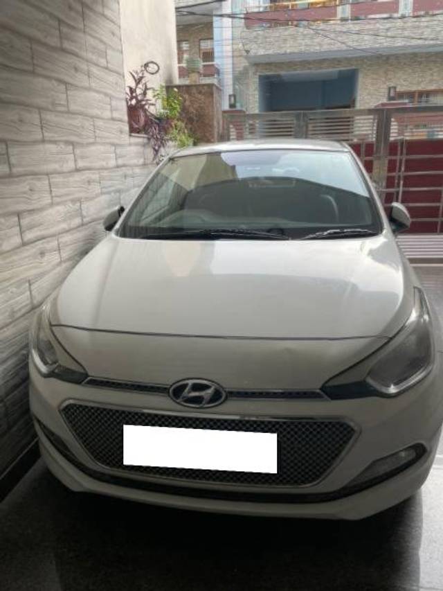 https://images10.gaadi.com/usedcar_image/4171796/original/processed_724787ee-c446-428c-bb08-436248b3b601.jpg?imwidth=6400