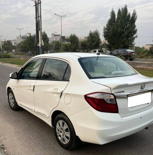 https://images10.gaadi.com/usedcar_image/4171828/original/processed_7ef758c52d3b9b62f9b20af352f7ab4b.jpg?imwidth=6402