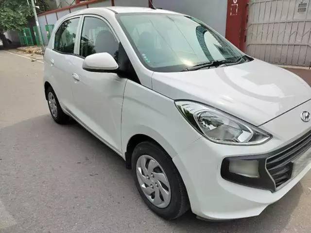 https://images10.gaadi.com/usedcar_image/4172036/original/processed_397a329e-140e-44eb-b1ec-bfb1a8e99551.jpg?imwidth=6400