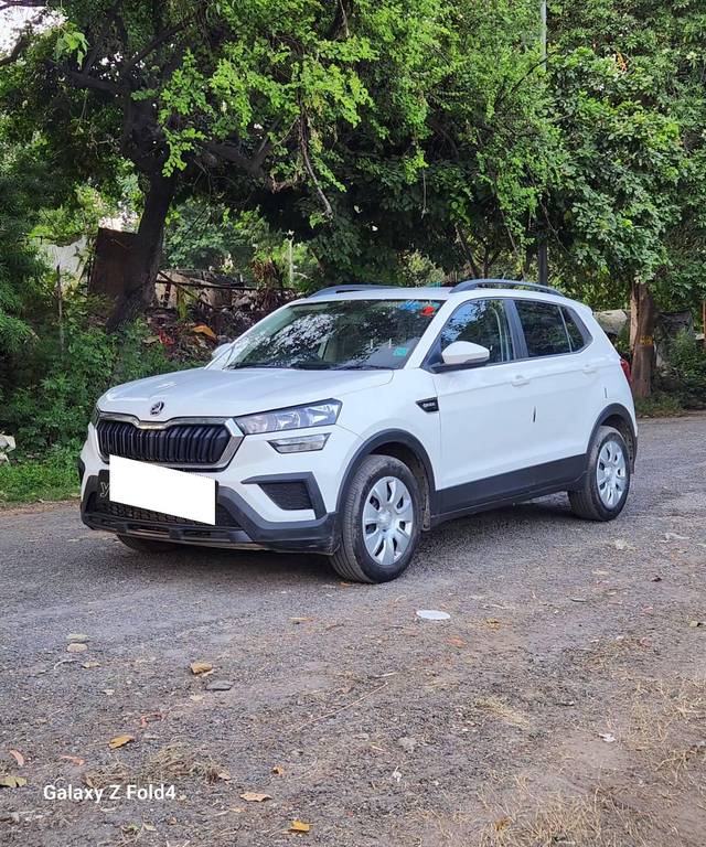 https://images10.gaadi.com/usedcar_image/4172050/original/processed_298d5c3b7d2667598ebf576c122e1510.jpg?imwidth=6402