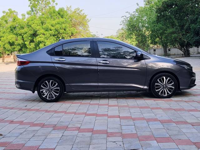 https://images10.gaadi.com/usedcar_image/4172121/original/5c45373ef01b300c99e2828906418719.jpg?imwidth=6401