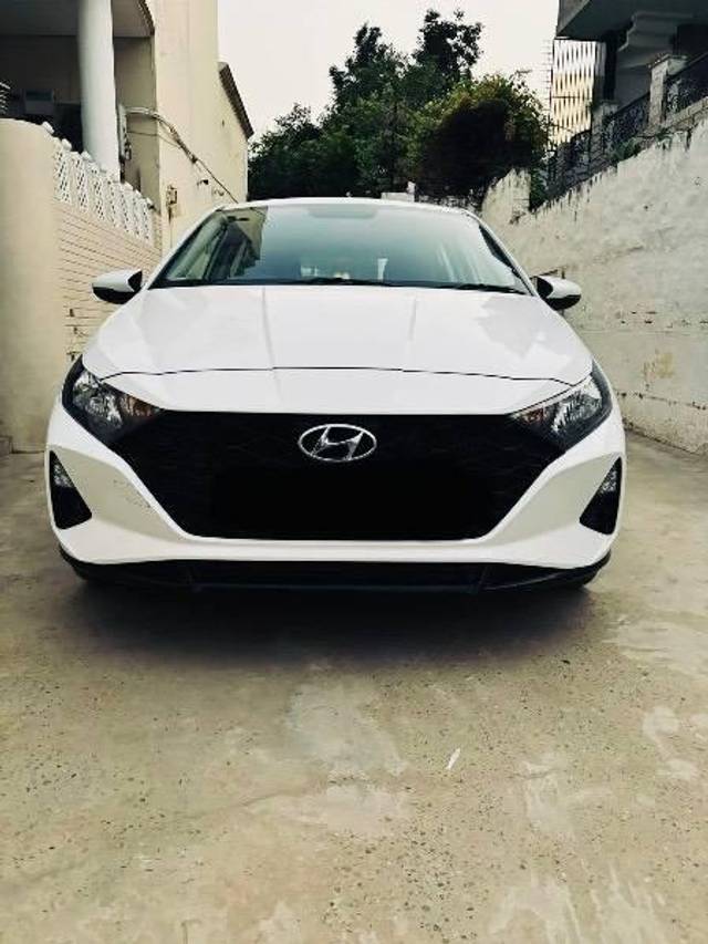 https://images10.gaadi.com/usedcar_image/4172148/original/processed_393b2483-5b29-4418-9930-2963e4f1ba1b.jpg?imwidth=6400