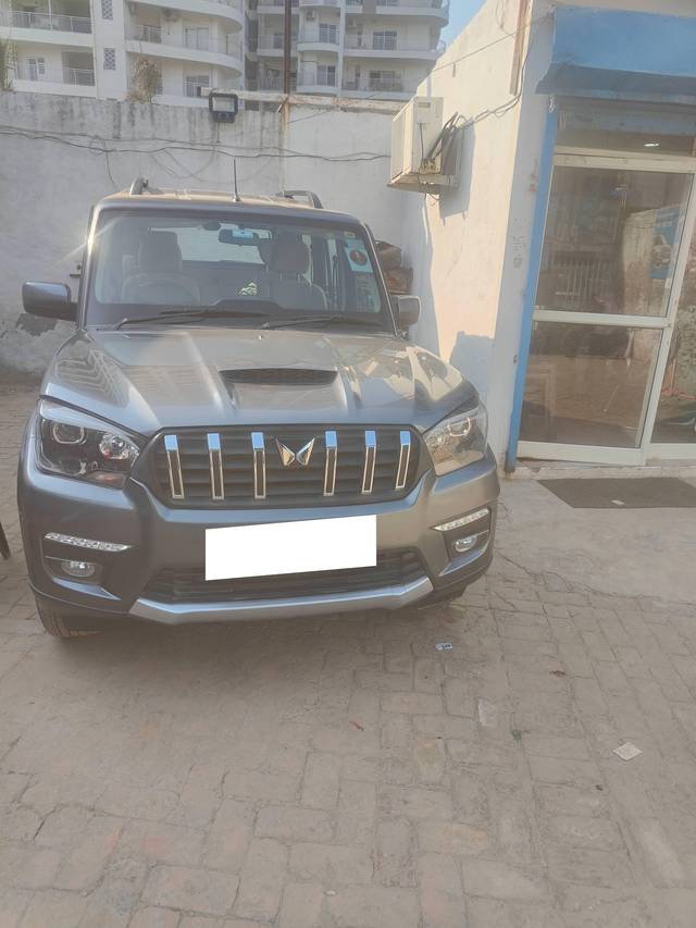 https://images10.gaadi.com/usedcar_image/4172256/original/processed_62bdd24cb9468b2062f8fa2701b053c7.jpg?imwidth=6402