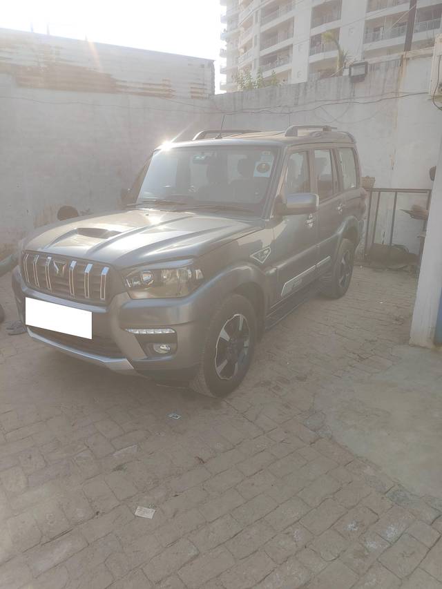 https://images10.gaadi.com/usedcar_image/4172256/original/processed_a2263b222ecfa9a9be5bc277f09af694.jpg?imwidth=6401