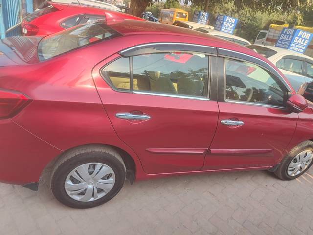 https://images10.gaadi.com/usedcar_image/4172263/original/processed_8b17b78c5aa355f3d4d533167bb4b4a4.jpg?imwidth=6402