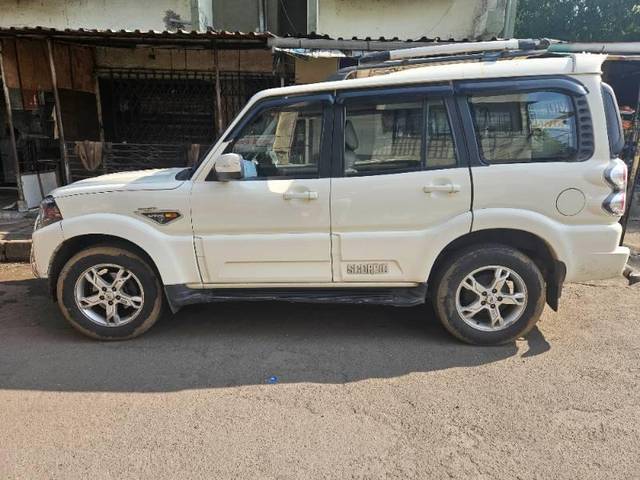 https://images10.gaadi.com/usedcar_image/4172294/original/processed_899a0e73-6f95-4972-880c-2c9865e9efec.jpg?imwidth=6402