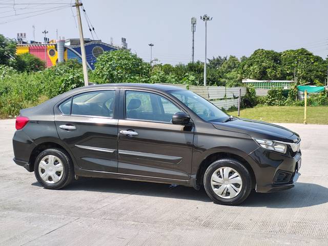 https://images10.gaadi.com/usedcar_image/4172699/original/54cbc21e0684f90d406766ce96a81d70.jpg?imwidth=6401