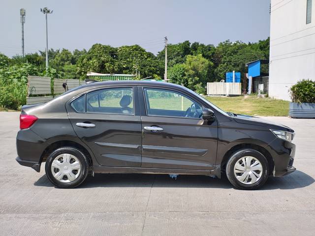 https://images10.gaadi.com/usedcar_image/4172699/original/b8cca525a1ac0b729376d38d34c28857.jpg?imwidth=6402