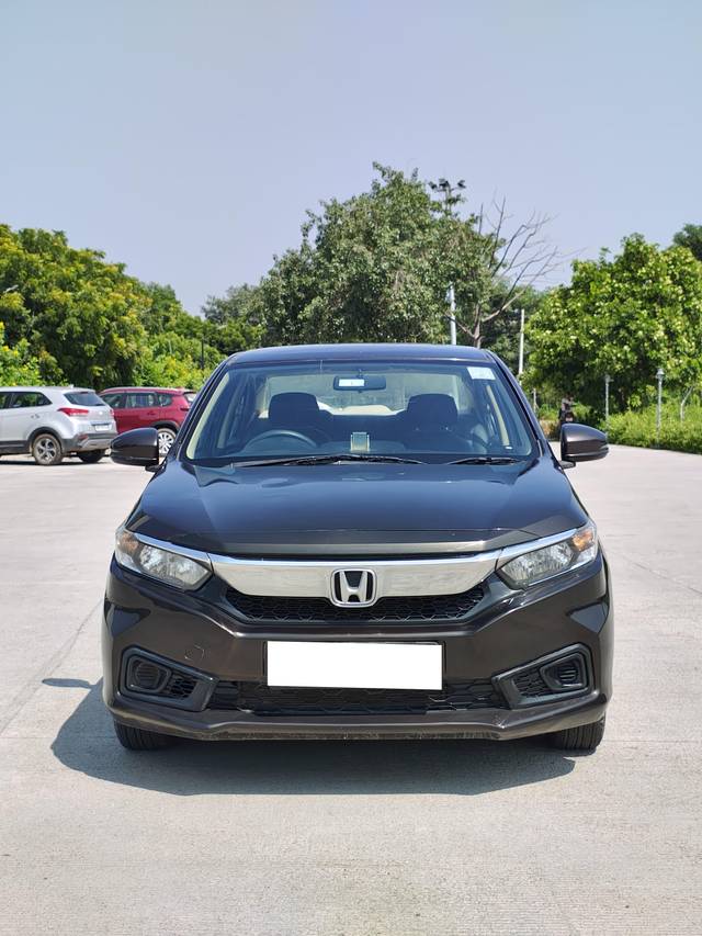 https://images10.gaadi.com/usedcar_image/4172699/original/processed_bc54a2cf3f29a293f346b45a1d900a91.jpg?imwidth=6400