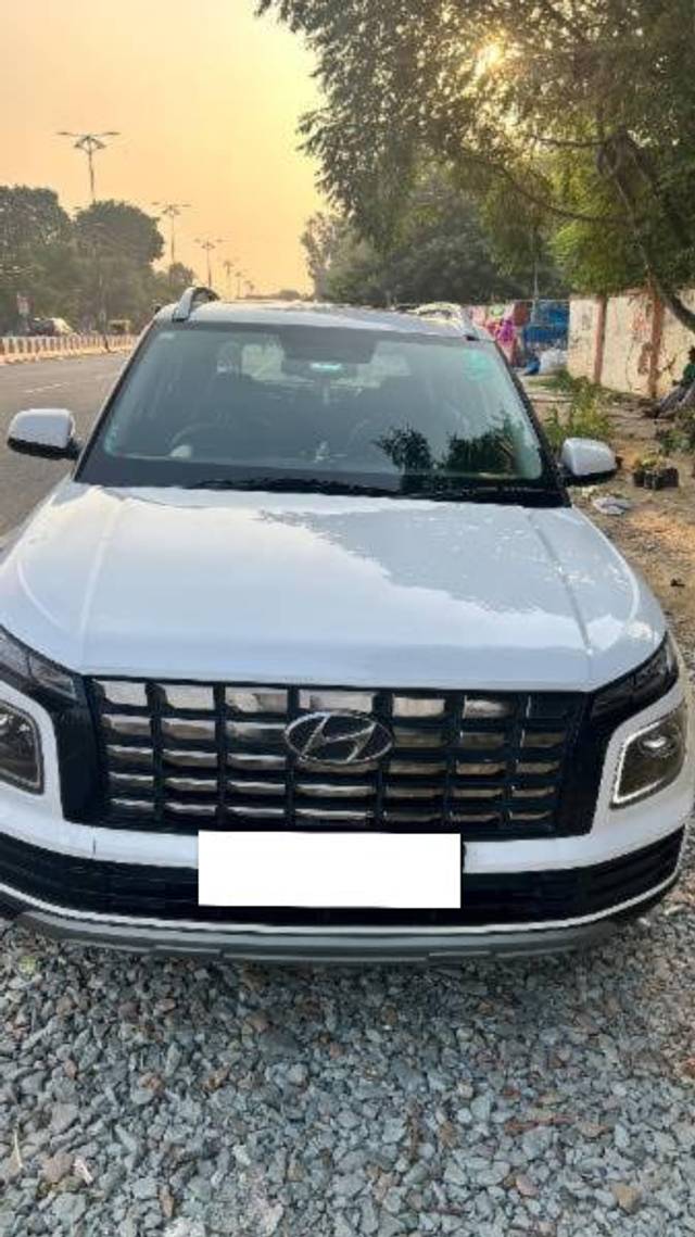 https://images10.gaadi.com/usedcar_image/4172855/original/processed_a0feb6d2-062c-4f2d-acb1-5aa8c01bf717.jpg?imwidth=6400