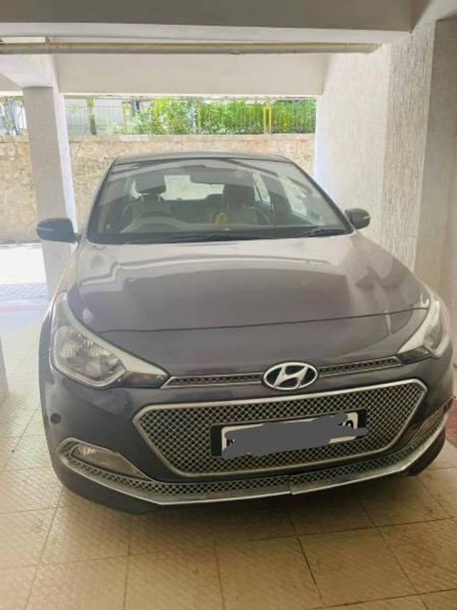 https://images10.gaadi.com/usedcar_image/4173035/original/processed_614b15f8-7a57-4039-beba-c4fa353dccf7.jpeg?imwidth=6402