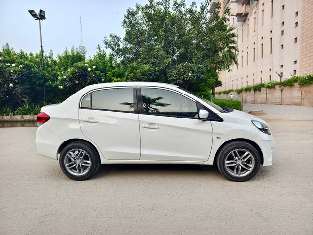 https://images10.gaadi.com/usedcar_image/4173263/original/e60738da2747cbcc78d1b2c73f9f9c2e.jpg?imwidth=6401