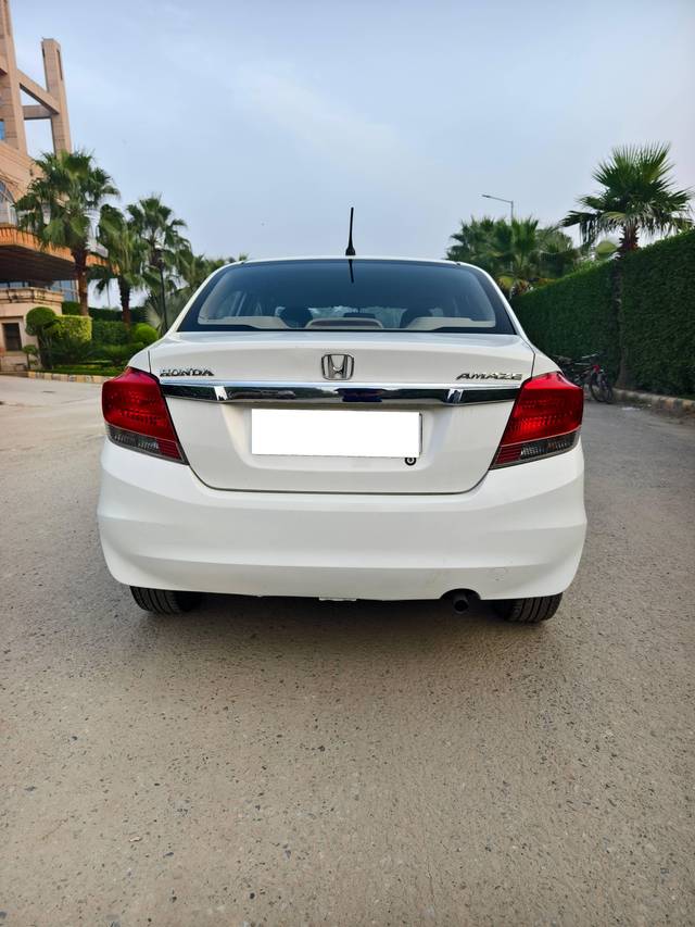 https://images10.gaadi.com/usedcar_image/4173263/original/processed_1b45c72b8481b35a062405a676670f22.jpg?imwidth=6402