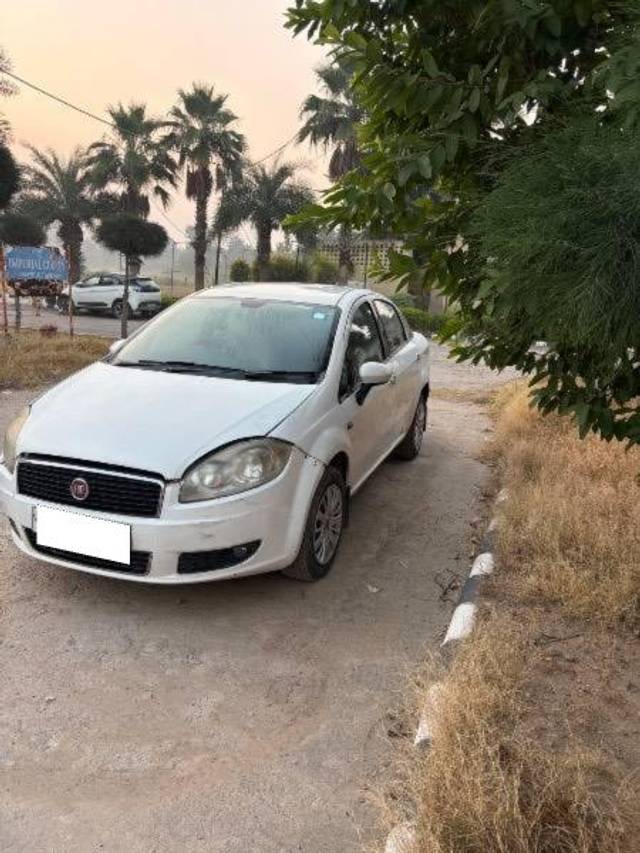 https://images10.gaadi.com/usedcar_image/4173290/original/processed_a66dd202-beb5-4488-a70d-0b87b6de961e.jpeg?imwidth=6402