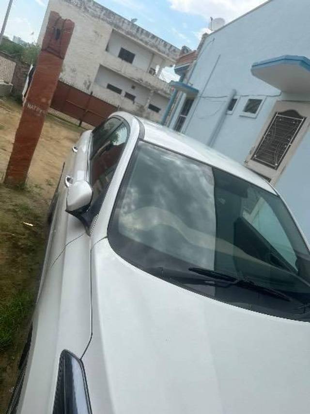 https://images10.gaadi.com/usedcar_image/4173718/original/processed_538a4dd1-1258-409b-87d8-8ac3248d97cb.jpg?imwidth=6402