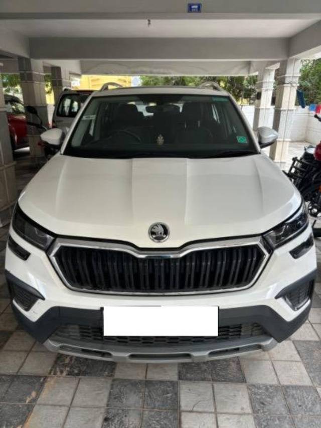 https://images10.gaadi.com/usedcar_image/4174110/original/processed_96338525-b9e8-4cee-ac5d-f07135d82691.jpg?imwidth=6400