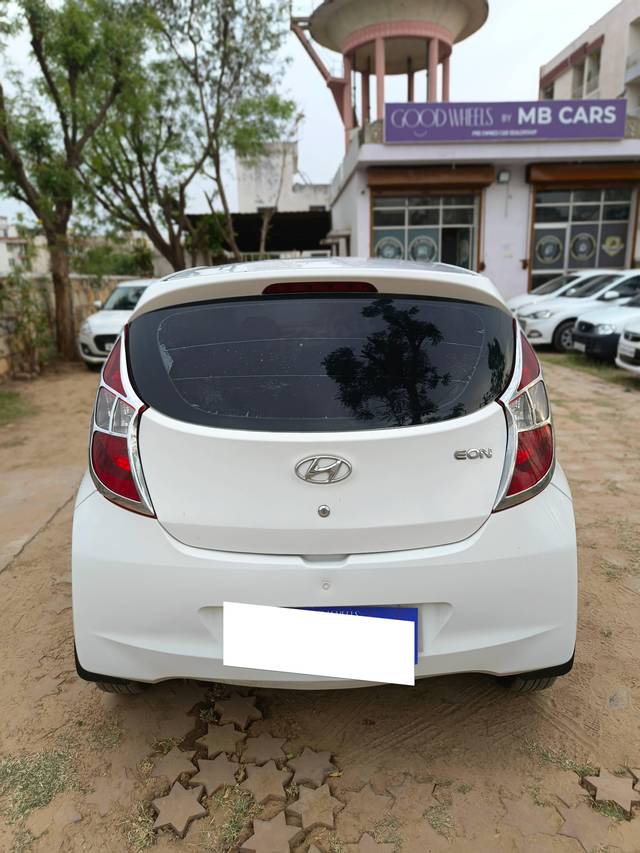 https://images10.gaadi.com/usedcar_image/4174198/original/processed_18de7fbc2806c43755c9009a9005b103.jpg?imwidth=6402