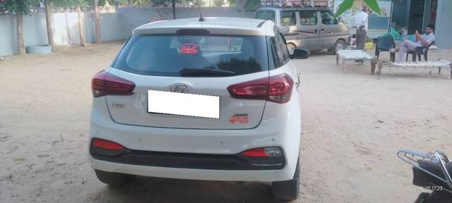 https://images10.gaadi.com/usedcar_image/4174307/original/processed_55d6d79a-ac32-4ff7-a9a2-575aa951641f.jpg?imwidth=6401