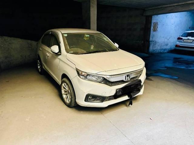 https://images10.gaadi.com/usedcar_image/4174339/original/processed_fe30aa29-68e8-4afe-9b35-04d8be7cac29.jpg?imwidth=6400