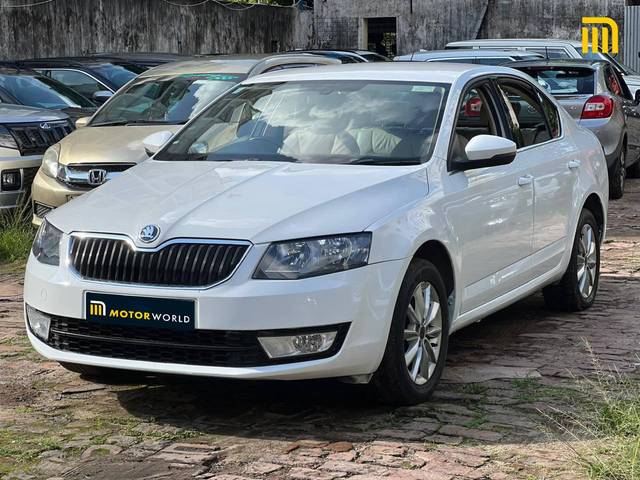 https://images10.gaadi.com/usedcar_image/4174404/original/processed_876acb521ea559bbdb4dcc094cf7da01.jpg?imwidth=6402