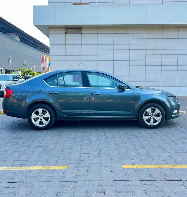 https://images10.gaadi.com/usedcar_image/4174622/original/69ffe2a29c36dcbec988b26a96a49b50.jpg?imwidth=6401