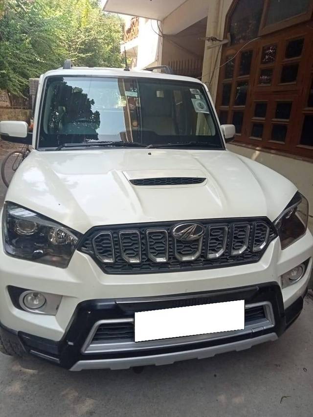 https://images10.gaadi.com/usedcar_image/4174898/original/processed_d34f8b14a6b63090fadfc8582b221449.jpg?imwidth=6401