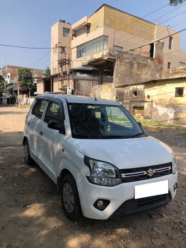 https://images10.gaadi.com/usedcar_image/4174956/original/processed_63c11cabebe6632f0cc23c6a108ae358.jpg?imwidth=6400