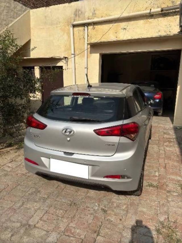 https://images10.gaadi.com/usedcar_image/4175185/original/processed_806515f1-4d91-44c7-8504-d248b55ebb0e.jpg?imwidth=6402