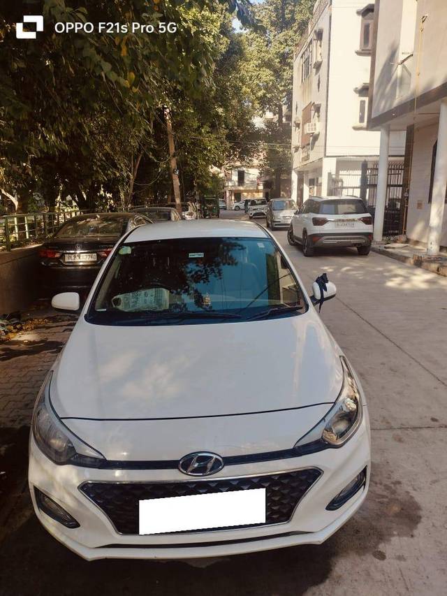 https://images10.gaadi.com/usedcar_image/4175367/original/e8dfa19e743987d364050778d8664e6e.jpg?imwidth=6402